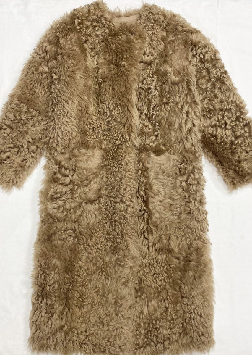 Шуба / овчина/ Tara Jarmon размер 36 цена 78 275 руб
Ботинки Prada размер 38 цена 93 930 руб
Клатч Chanel