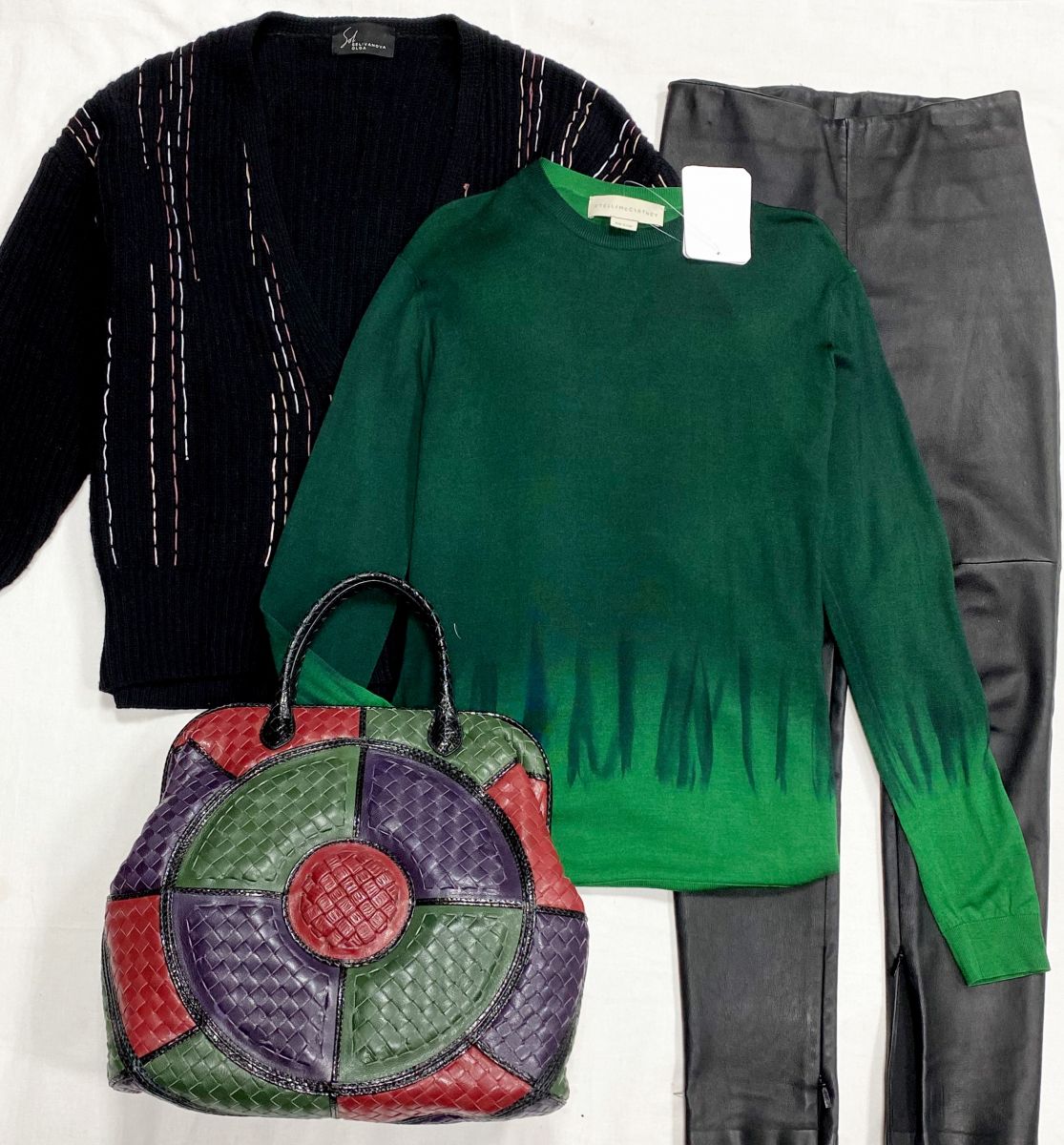 Брюки /кожа/ Fendi размер 38 цена 15 655 руб
Кофта Stella McCartney размер 42 цена 10 959 руб/ с биркой/
Кардиган размер M цена 3 131 руб
Сумка Bottega Veneta 