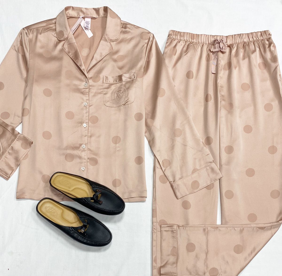 Костюм Victoria Secret размер S цена 7 828 руб
Сабо Tod’s размер 38 цена 23 483 руб