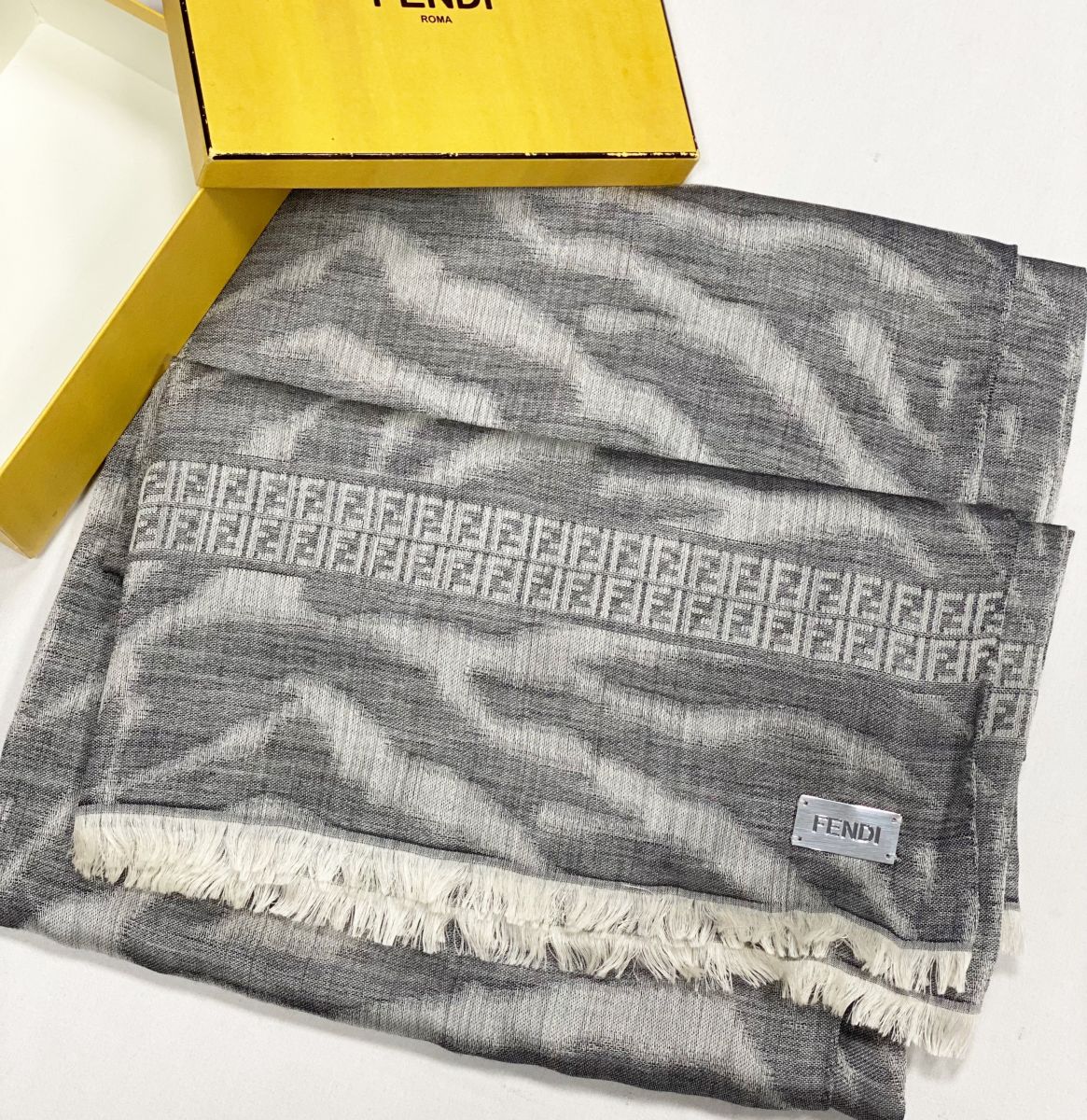 Палантин Fendi размер 120/160 цена 15 385 руб 