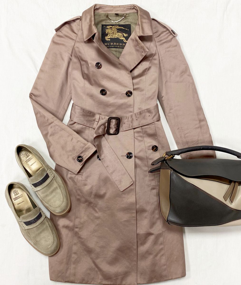 Плащ Burberry размер 38 цена 18 786 руб 
Лоферы Brunello Cucinelli размер 38.5 цена 31 310 руб 
Сумка Loewe