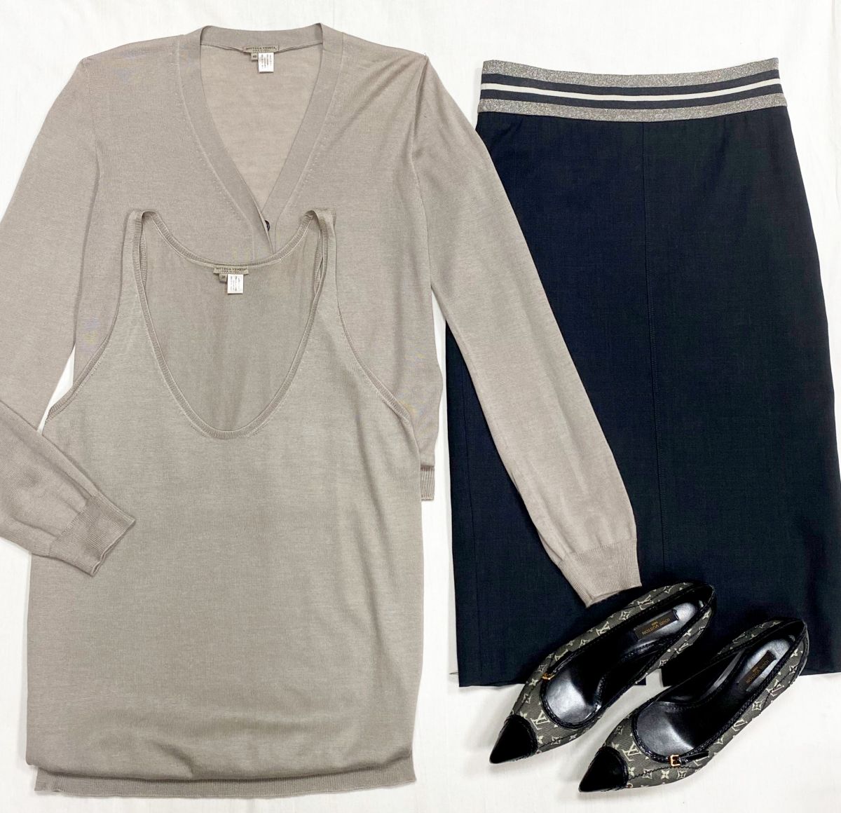 Кардиган Bottega Veneta размер 40 цена 10 959 руб 
Топ Bottega Veneta размер 38 цена 10 959 руб 
Юбка Brunello Cucinelli размер 40 цена 15 655 руб 
Туфли Louis Vuitton размер 39 цена 31 310 руб / новые /