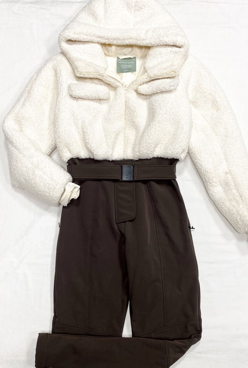 Комбинезон / горнолыжный/ Fluide размер M цена 39 138 руб
Ботинки Prada размер 38 цена 93 930 руб
Сумка Chanel 