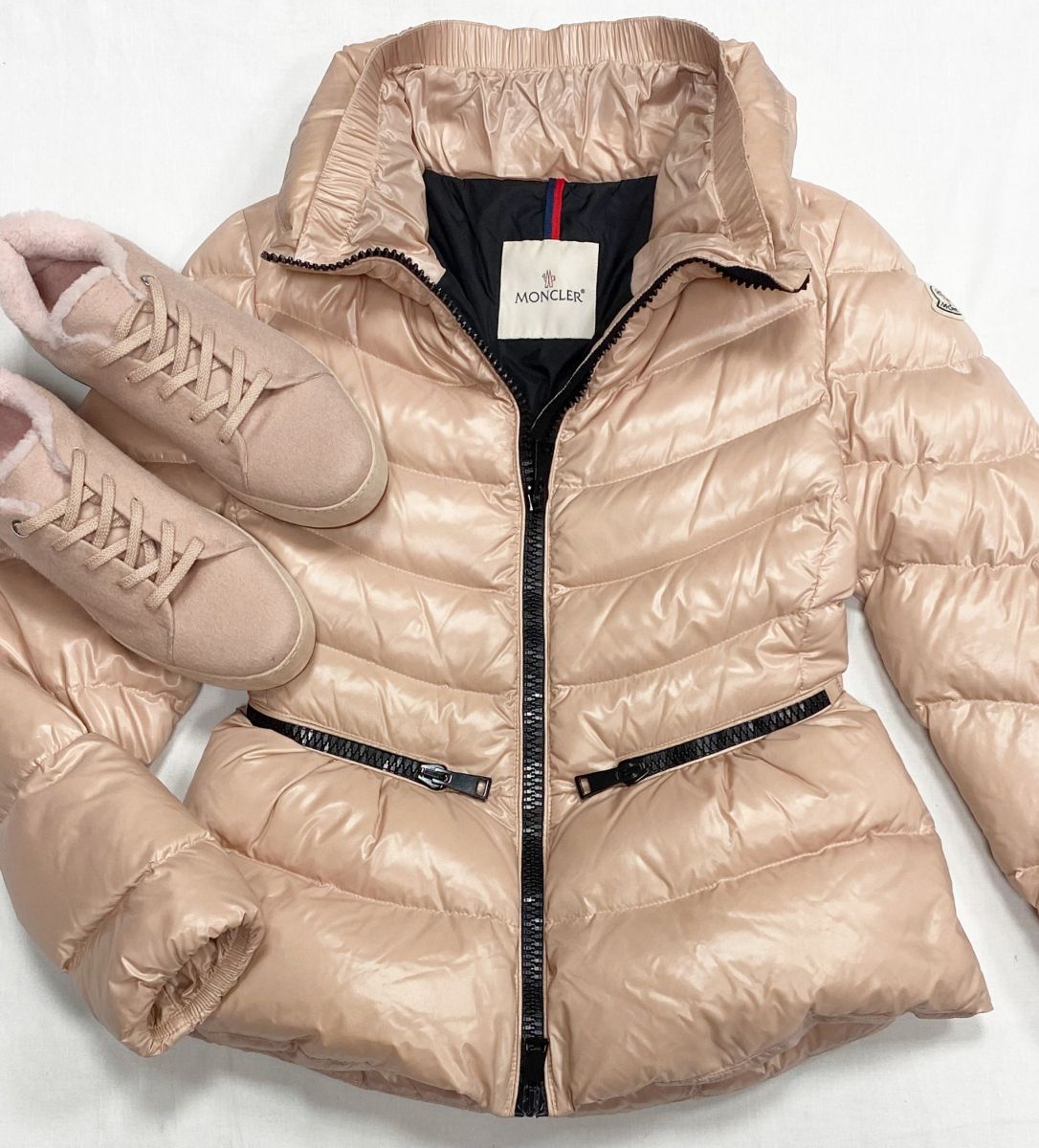 Куртка Moncler размер 0 цена 23 483 руб
Кеды Loro Piana размер 40 цена 46 965 руб