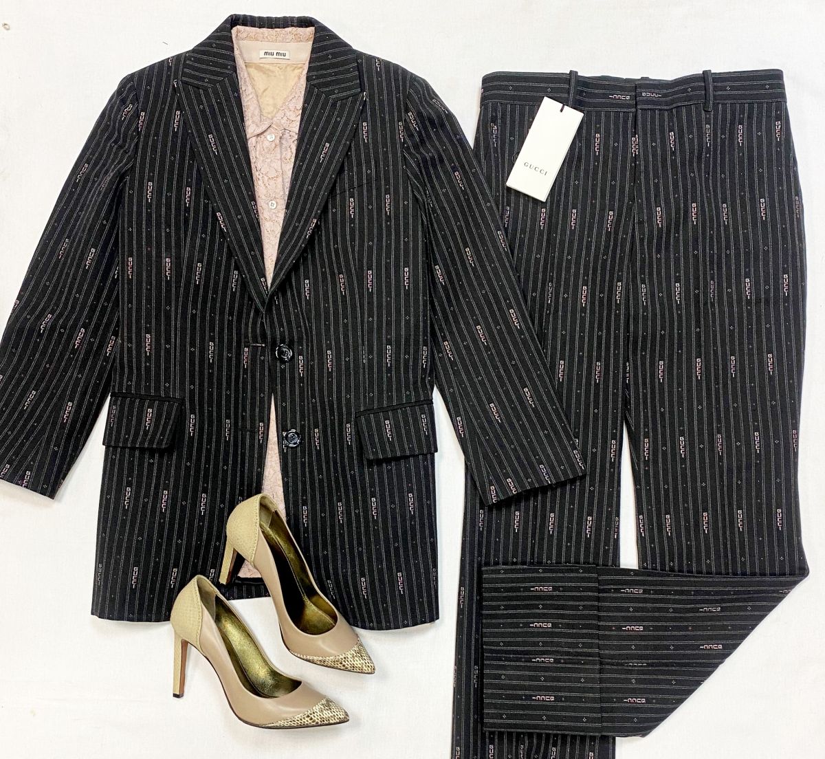 Костюм Gucci размер 40 цена 92 310 руб/с биркой/ 
Блузка Miu Miu размер 40 цена 15 385 руб
Туфли Lanvin размер 39 цена 9 231 руб 