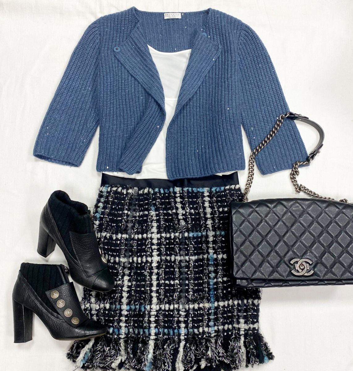 Юбка Chanel размер 34 цена 31 310 руб 
Жакет / кашемир / пайетки / Brunello Cucinelli размер M цена 23 483 руб 
Майка Chanel размер 40 цена 15 655 руб 
Ботильоны Chanel размер 38.5 цена 18 786 руб 
Сумка Chanel