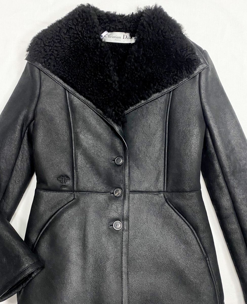 Дубленка Christian Dior размер 40 цена 140 895 руб
Ботинки Chanel размер 39.5 цена 78 275 руб