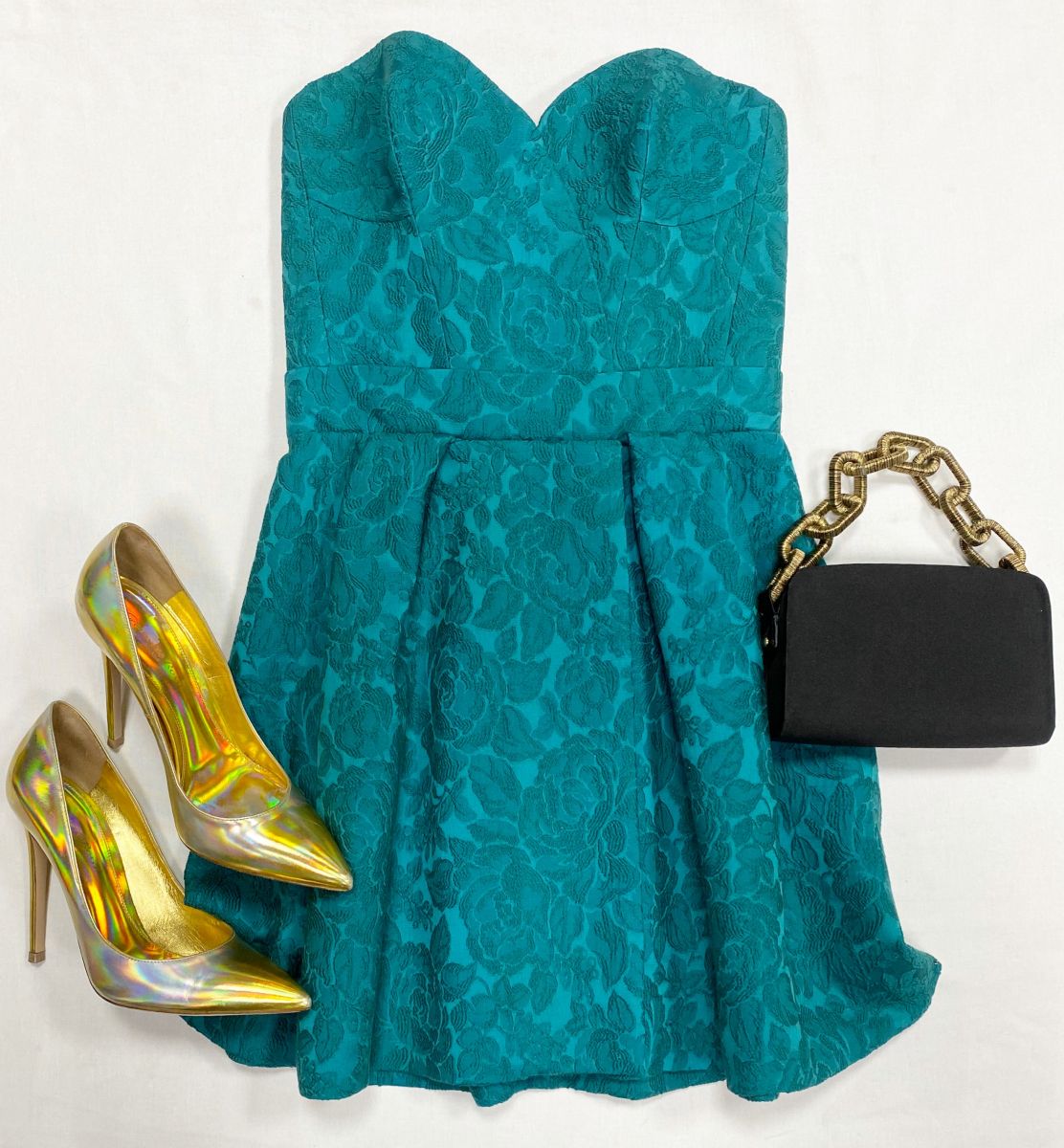 Платье Ulyana Sergeenko размер 40 цена 54 793 руб
Туфли Gianvito Rossi размер 38.5 цена 7 828 руб
Сумочка 