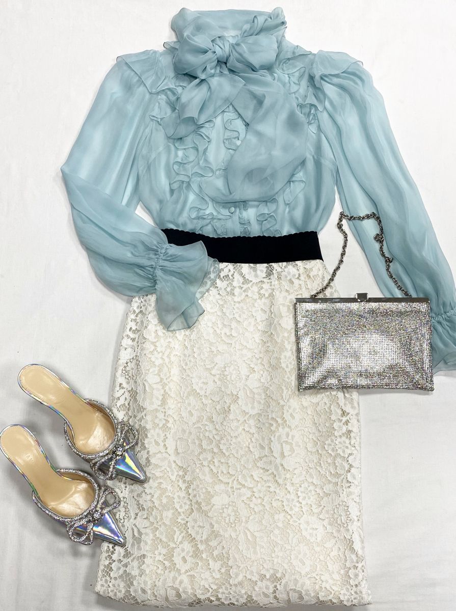 Блузка Dolce Gabbana размер 40 цена 10 959 руб
Юбка Dolce Gabbana размер 40 цена 10 959 руб
Сабо Mach Mach размер 38.5 цена 31 310 руб
Сумочка Dolce Gabbana 