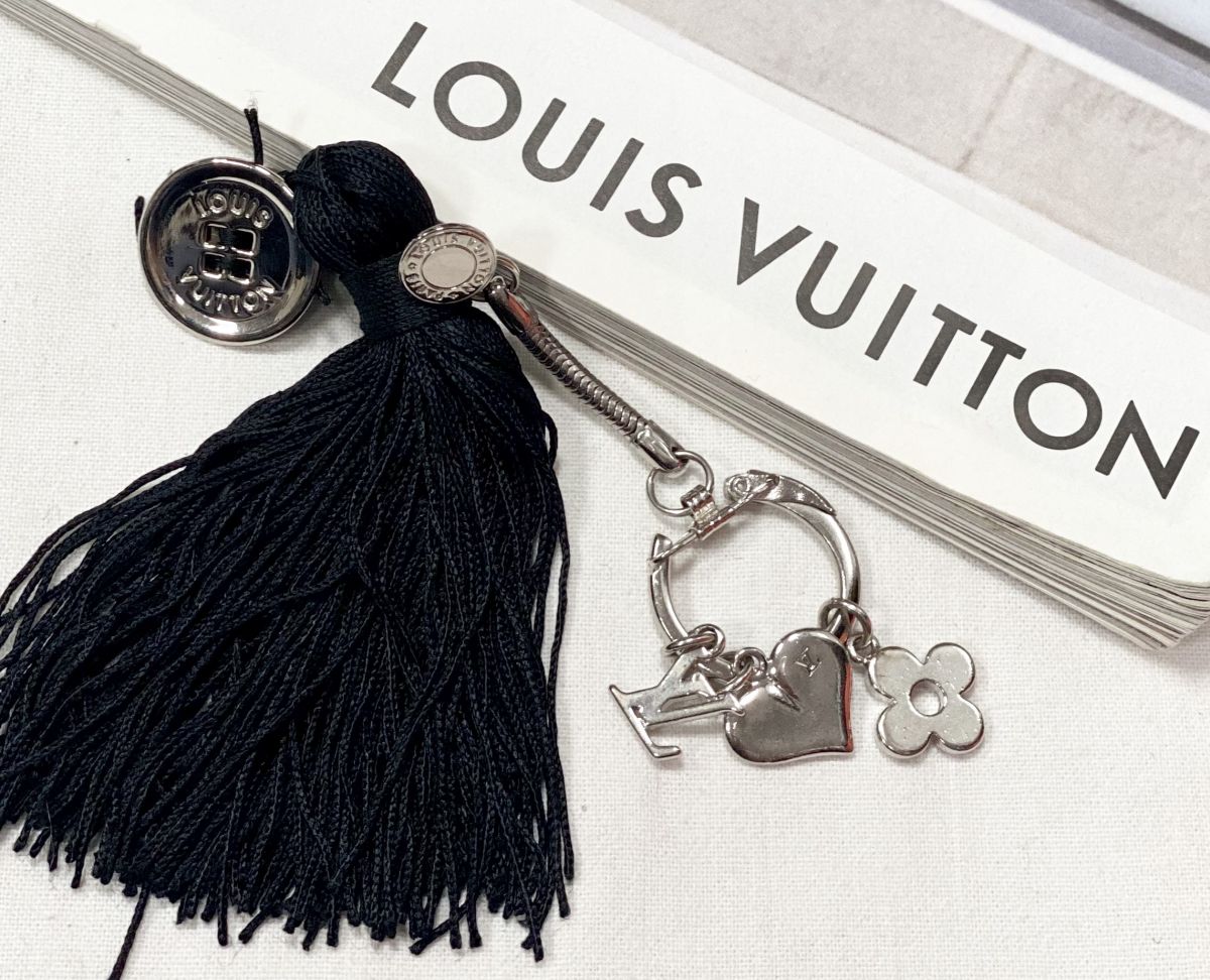 Брелок Louis Vuitton цена 9 231 руб 