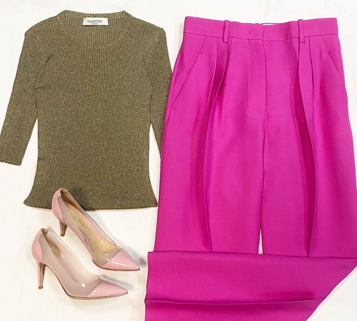 Брюки Valentino размер 40 цена 30 770 руб
Кофта/люрекс/ Valentino размер 40 цена 26 155 руб
Туфли Gianvito Rossi размер 38.5 цена 26 155 руб 