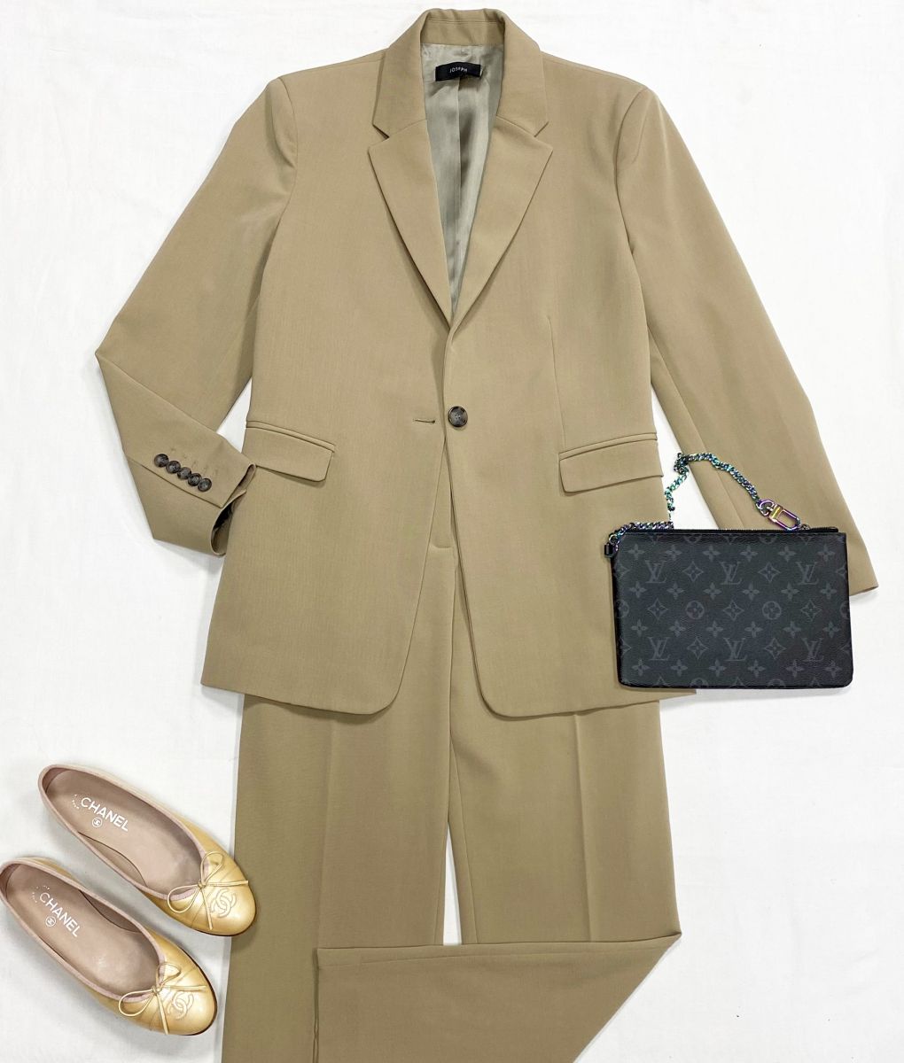 Костюм Joseph размер 40 цена 15 655 руб
Балетки Chanel размер 37.5 цена 23 483 руб
Клатч Louis Vuitton 