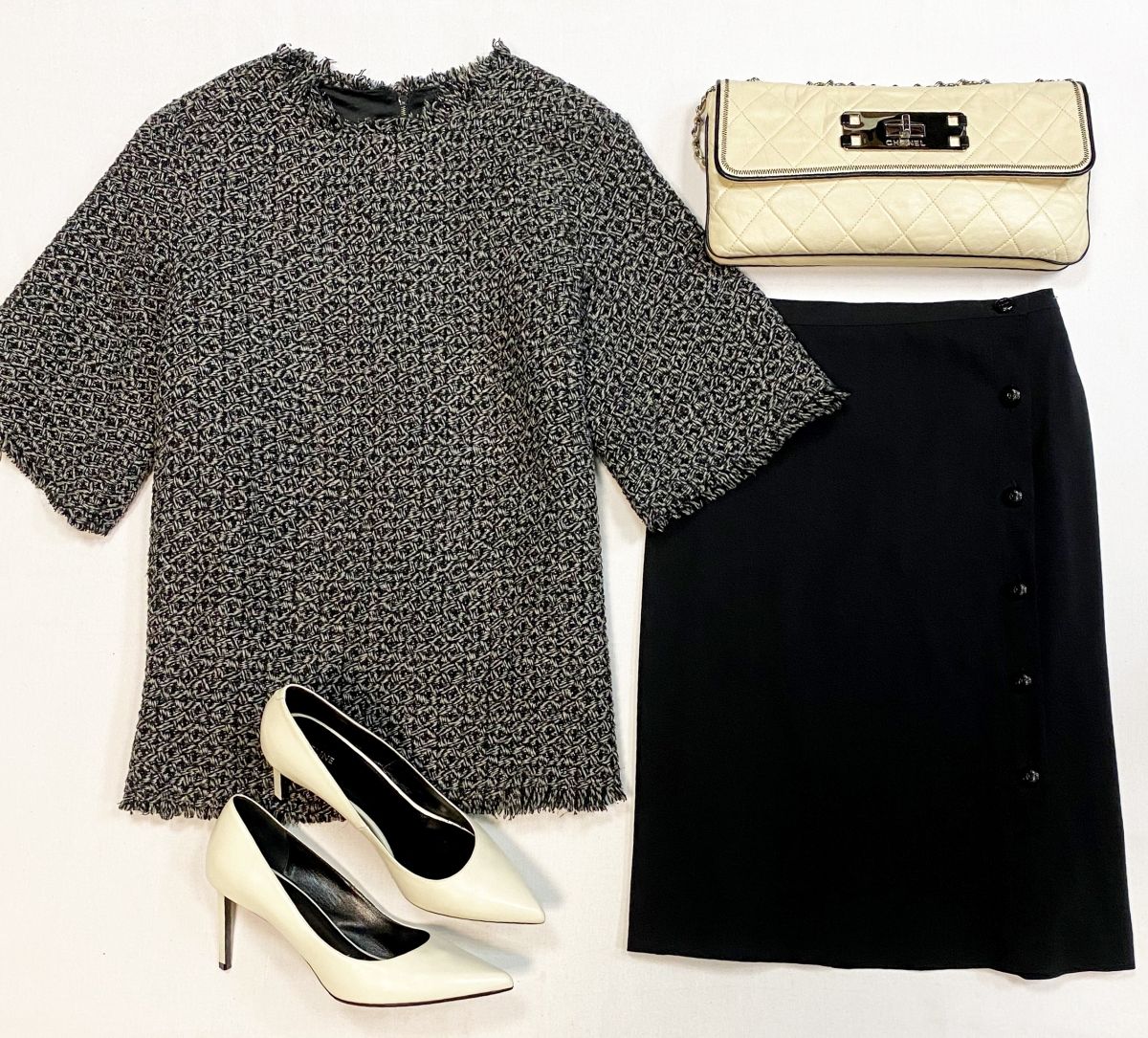 Кофта/ твид/ Dolce Gabbana размер 38 цена 9 231 руб
Юбка Chanel размер 38 цена 10 770 руб
Туфли Celine размер 40 цена 30 770 руб
Сумка Chanel 