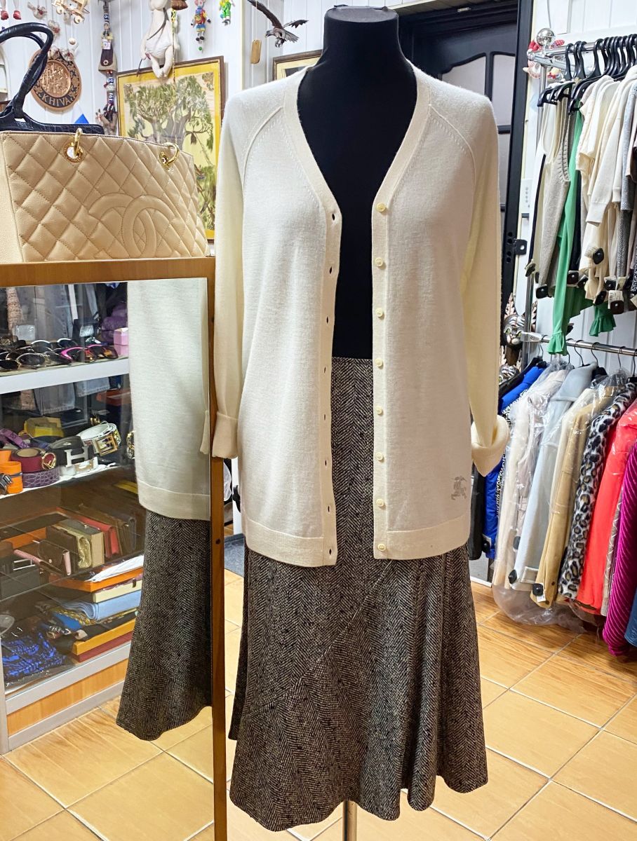 Кардиган Burberry размер XL цена 7 828 руб
Юбка Max Mara размер 38 цена 4 697 руб