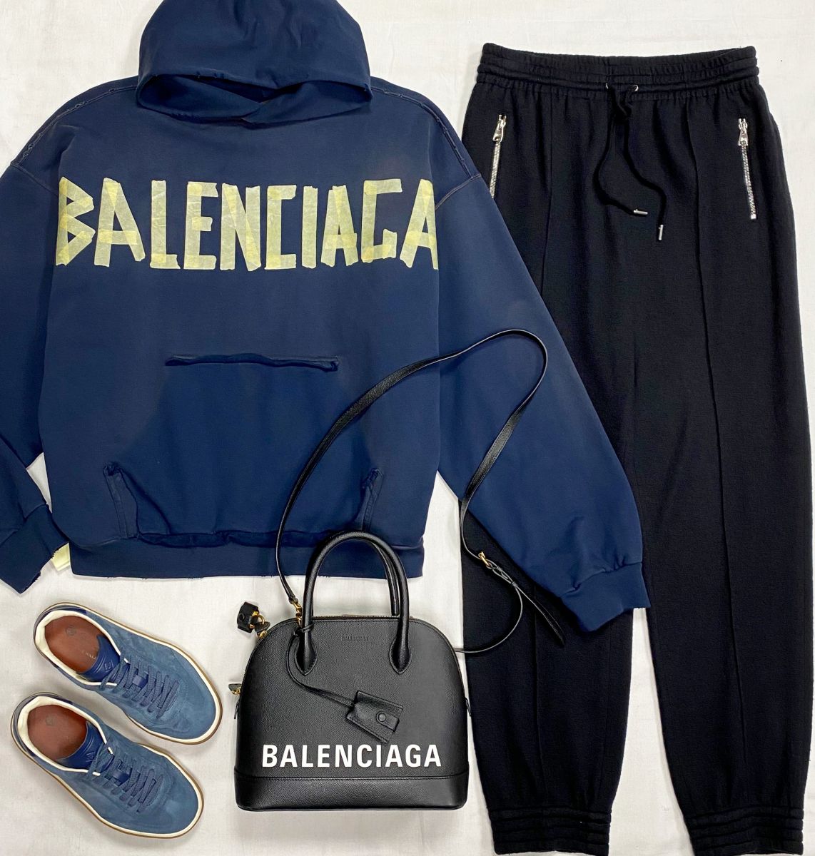 Толстовка Balenciaga размер M цена 46 965 руб 
Брюки Ermanno Scervino размер 44 цена 31 310 руб 
Кеды Loro Piana размер 36.5 цена 70 448 руб 
Сумка Balenciaga