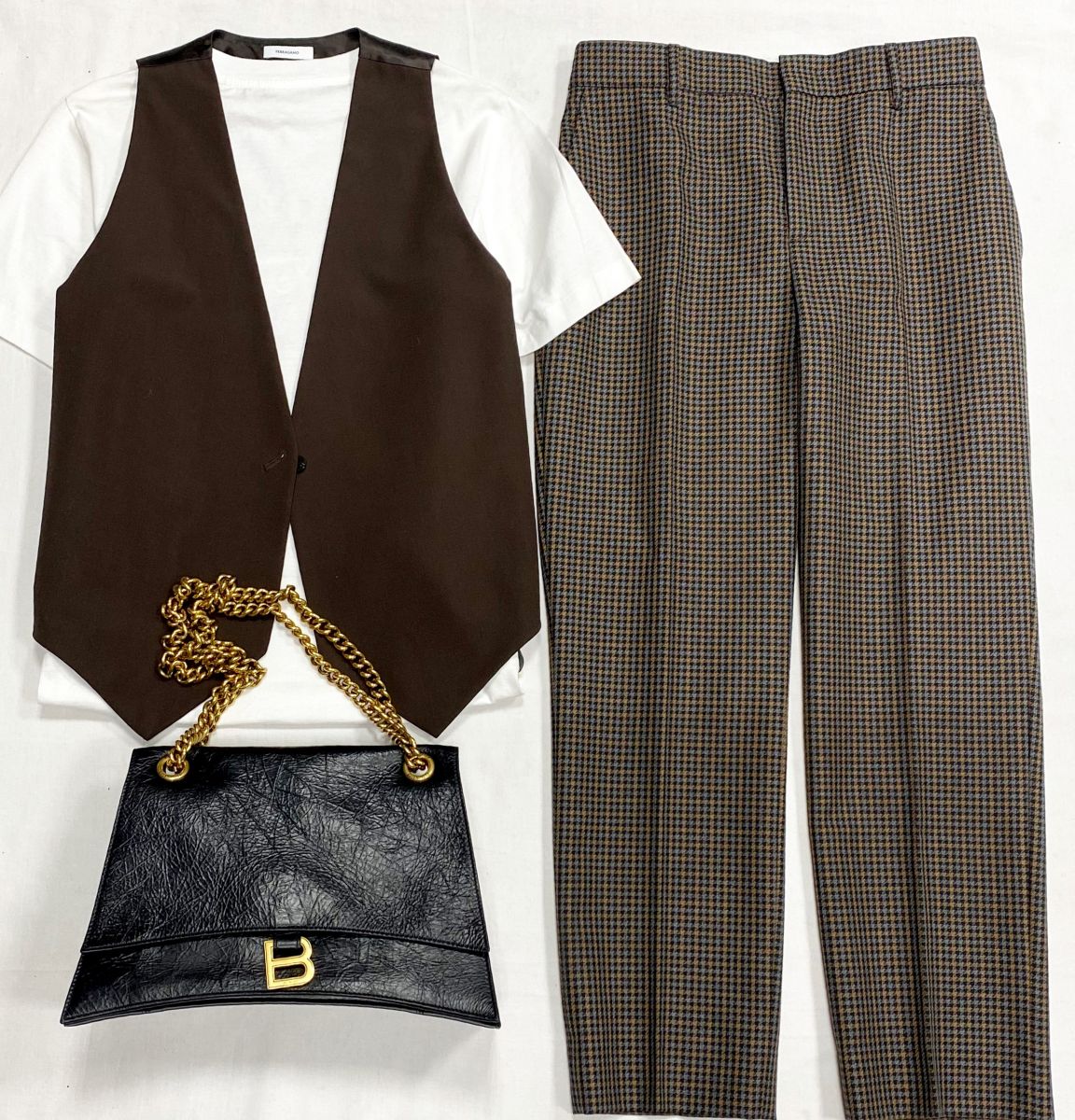 Жилет Ferragamo размер 44 цена 23 483 руб
Брюки Prada размер 42 цена 7 828 руб
Сумка Balenciaga