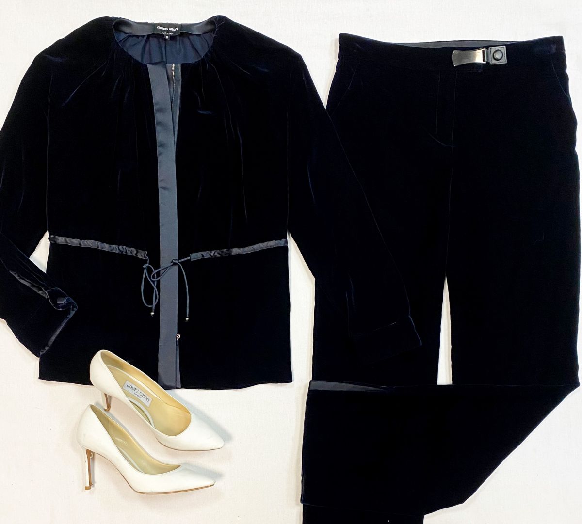 Костюм /бархата/ Armani размер 40 цена 30 770 руб
Туфли Jimmy Choo размер 37 цена 10 770 руб 