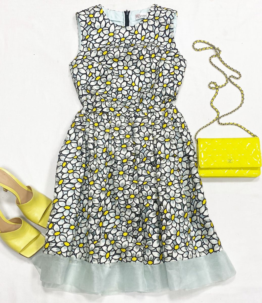 Платье Red Valentino размер 42 цена 12 524 руб
Сабо Bottega Veneta размер 37.5 цена 15 655 руб
Сумка Chanel 