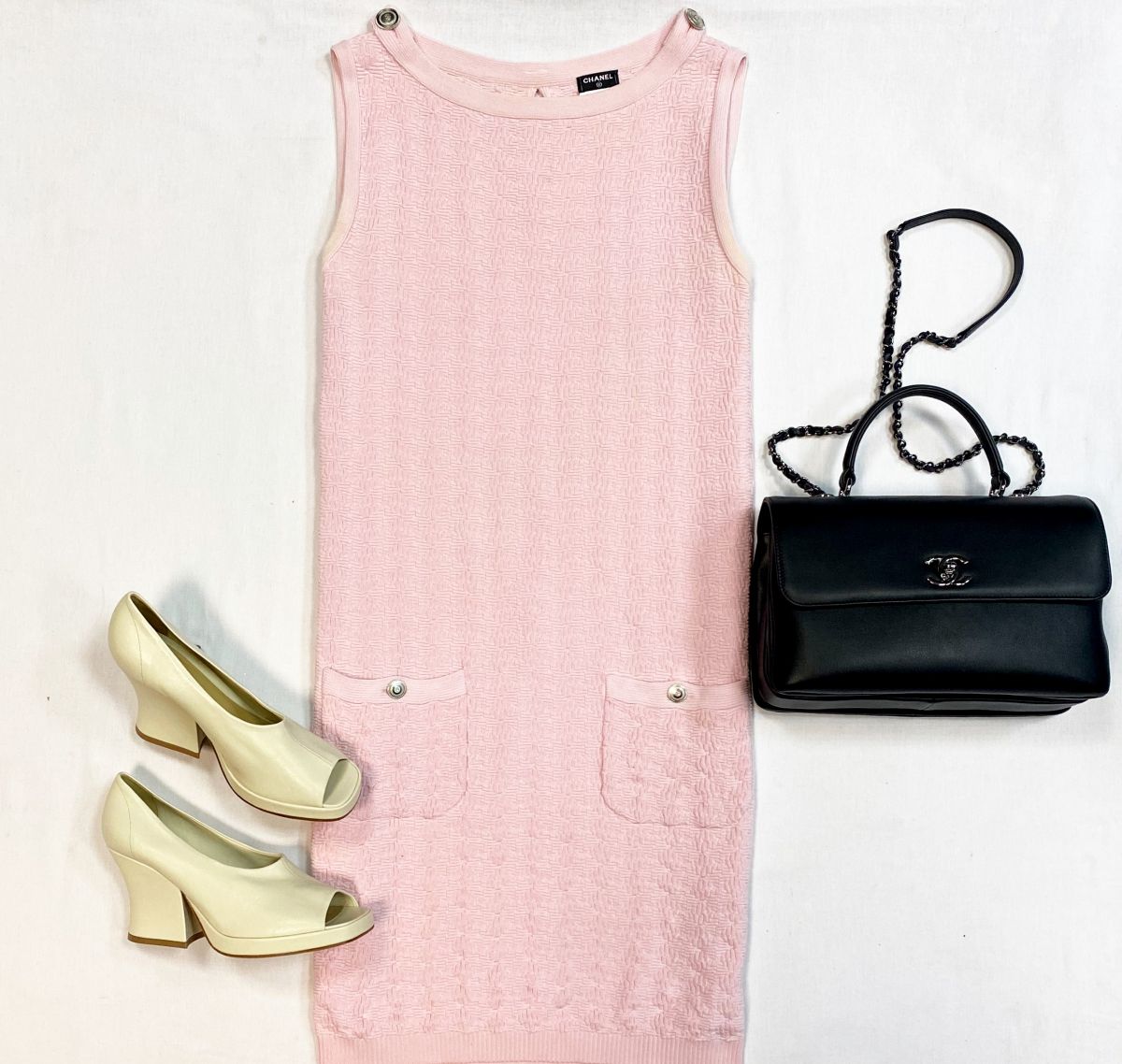 Платье Chanel размер 42 цена 30 770 руб
Туфли Bottega Veneta размер 40 цена 26 924 руб
Сумка Chanel 