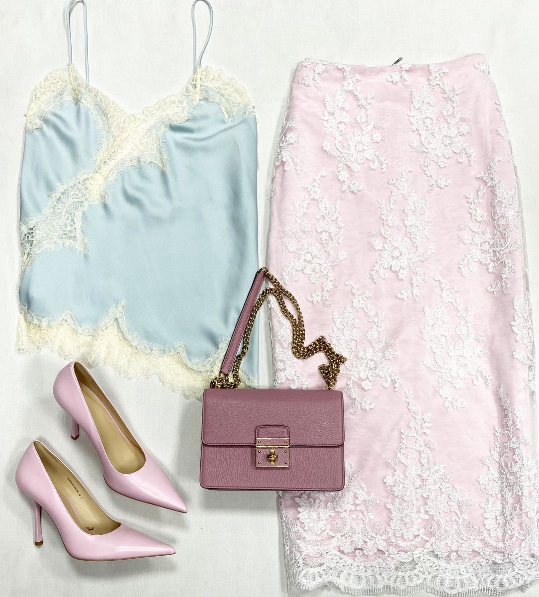 Юбка / вышивка/ Let S Dress размер 42 цена 7 828 руб
Топ / ажур/ Zara размер L цена 4 697 руб
Туфли размер 39 цена 10 959 руб
Сумка Dolce Gabbana 