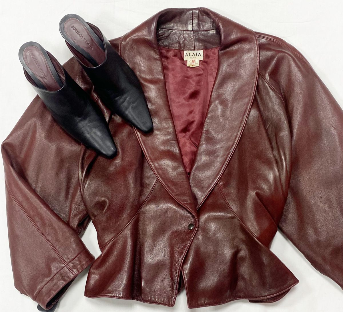 Куртка /кожа/ Alaïa размер 38 цена 15 385 рубСабо Bottega Veneta размер 39 цена 46 155 руб