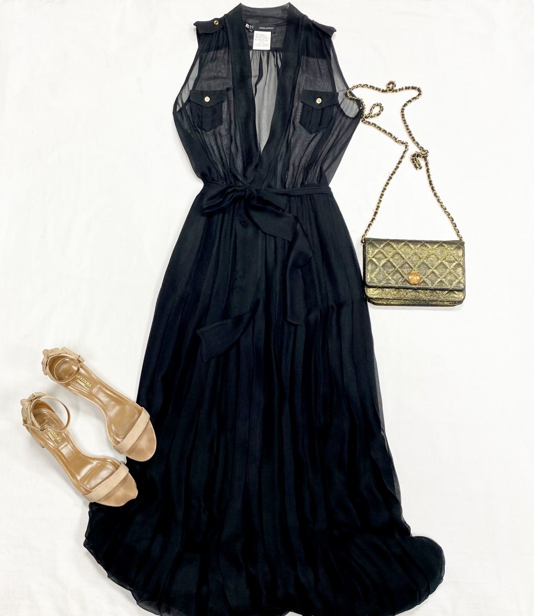 Платье Dsquared размер 
38 цена 18 786 руб
Босоножки Aquazzura размер 38.5 цена 15 655 руб
Сумка Chanel 