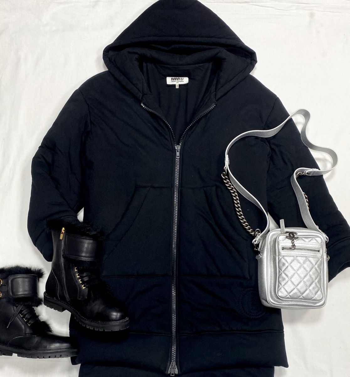 Пуховик Maison Martin Margiela размер XS цена 31310
 руб
Ботинки Salvatore Ferragamo размер 37.5 цена 15 655 руб
Сумка Chanel 