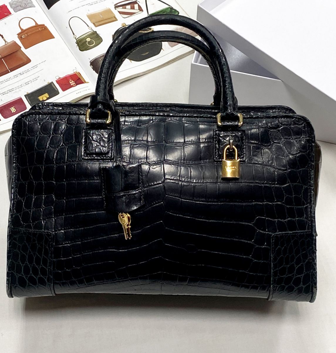 Сумка / крокодил/ Loewe размер 35/22 цена 78 275 руб
