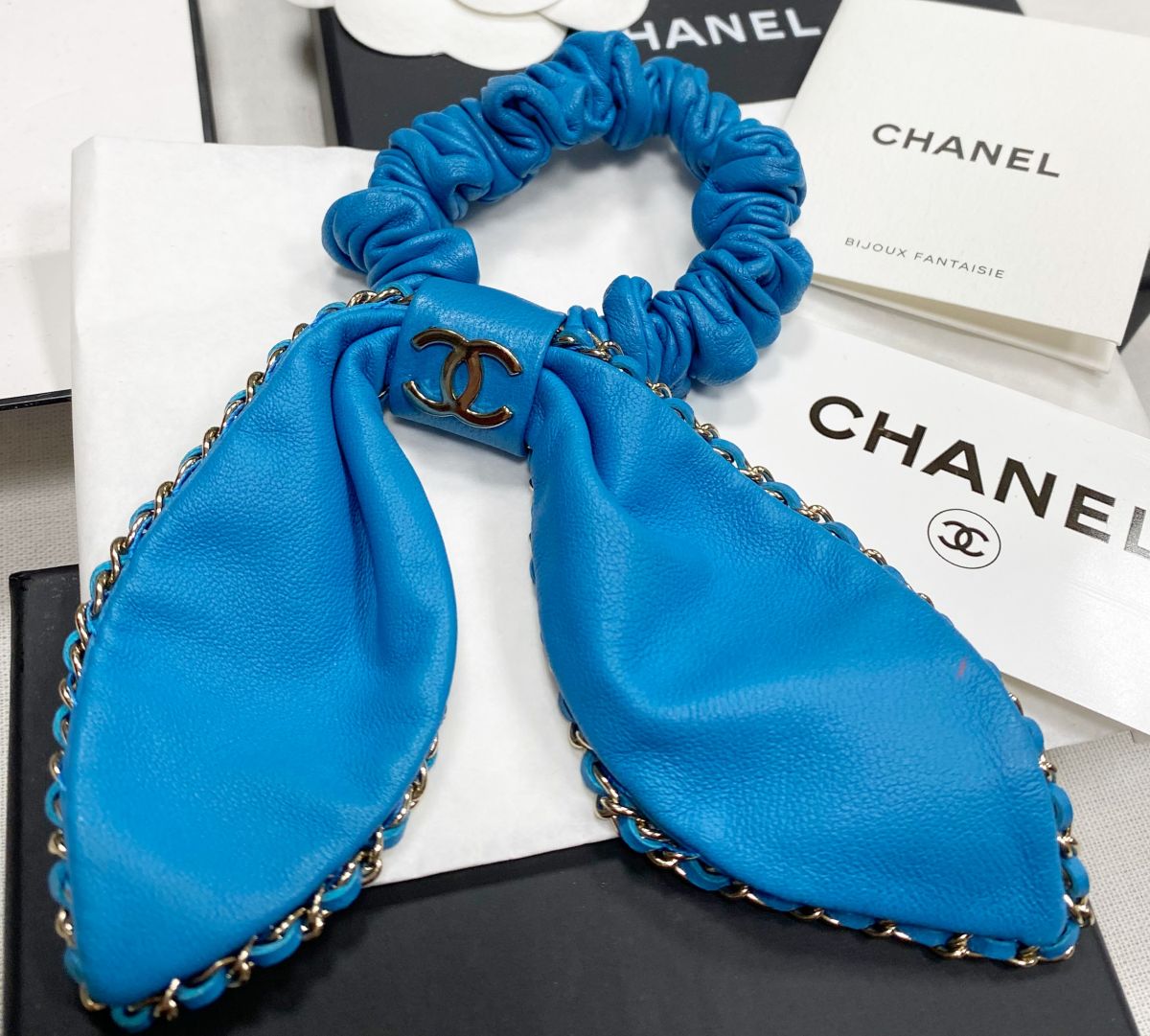 Резинка для волос / кожа / металл / Chanel цена 46 965 руб / упаковка /