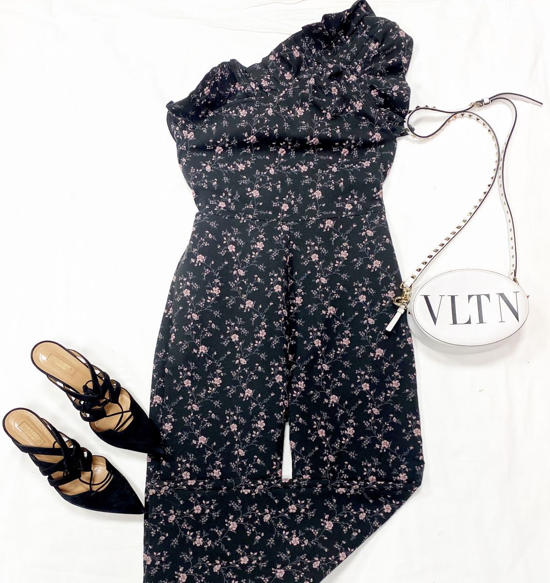 Комбинезон Robecca Taylor размер 6 цена 23 078 руб
Туфли Aquazzura размер 39 цена 15 385 руб
Сумка Valentino 