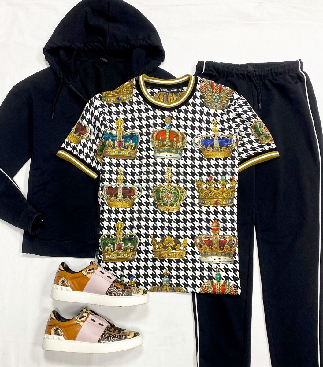 Костюм Bogner размер 42 цена 12 524 руб
Футболка Dolce Gabbana размер 48 цена 15 655 руб
Кеды Valentino размер 37 цена 15 655 руб