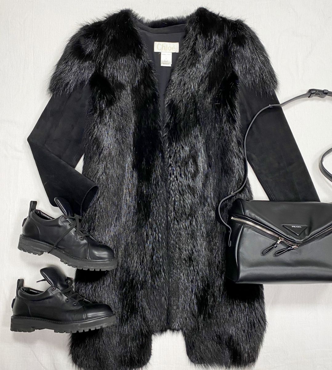 Пальто / отделка мех бобра / Chloè размер 38 цена 23 483 руб 
Ботинки Rochas размер 39.5 цена 15 655 руб
Сумка Prada
