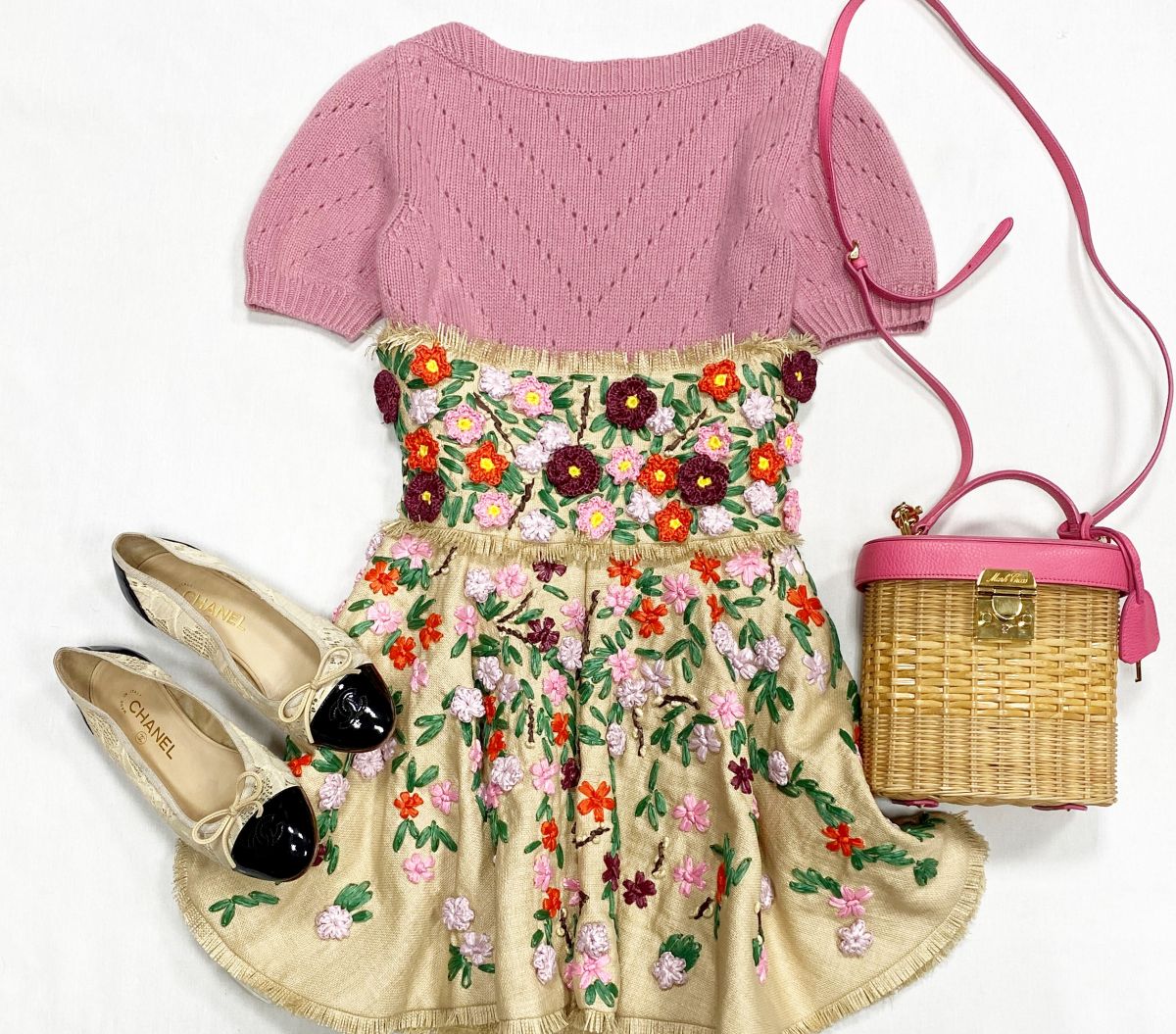 Юбка /вышивка/ Dolce Gabbana размер 40 цена 30 770 руб
Кофта Dolce Gabbana размер 38 цена 15 385 руб
Балетки Chanel размер 38 цена 23 078 руб
Сумка Marc Gross 
