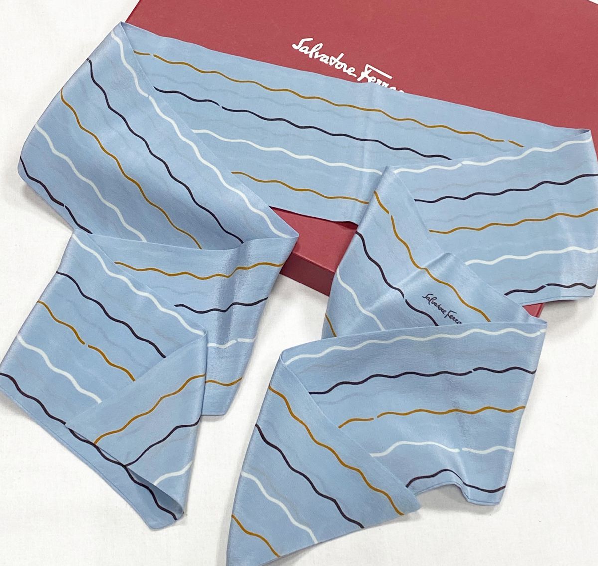 Ленточка Salvatore Ferragamo цена 4 697 руб