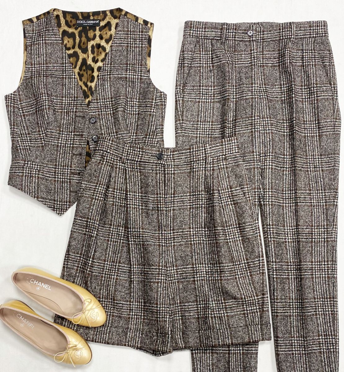 Костюм Жилет + Брюки + Шорты Dolce Gabbana размер 42 цена 46 965 руб
Балетки Chanel размер 37.5 цена 15 655 руб