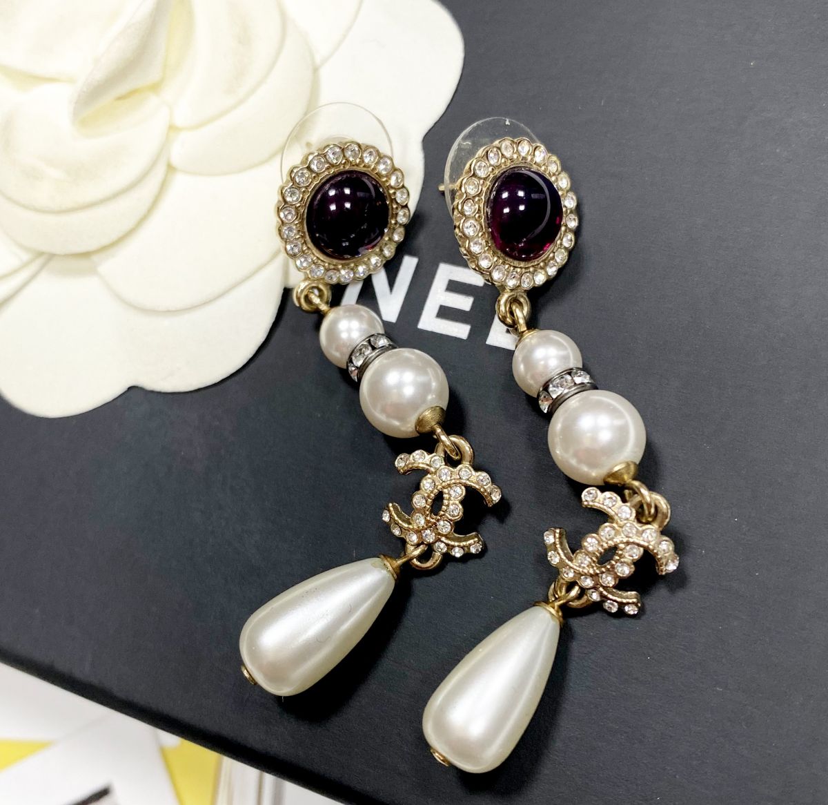 Серьги /камни/ жемчуг/ Chanel цена 95 387 руб /в коробке / 

