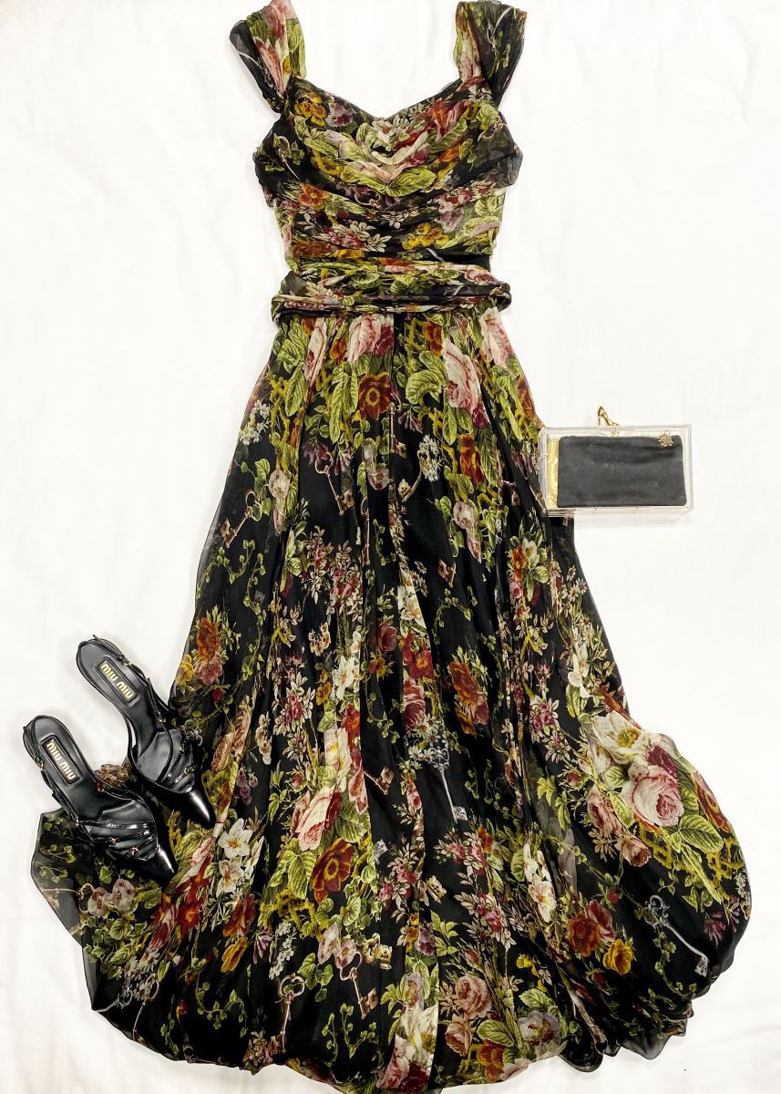 Платье Dolce Gabbana размер 38 цена 31 310 руб
Босоножки Miu Miu размер 38.5 цена 31 310 руб
Клатч Charlotte Olympia 