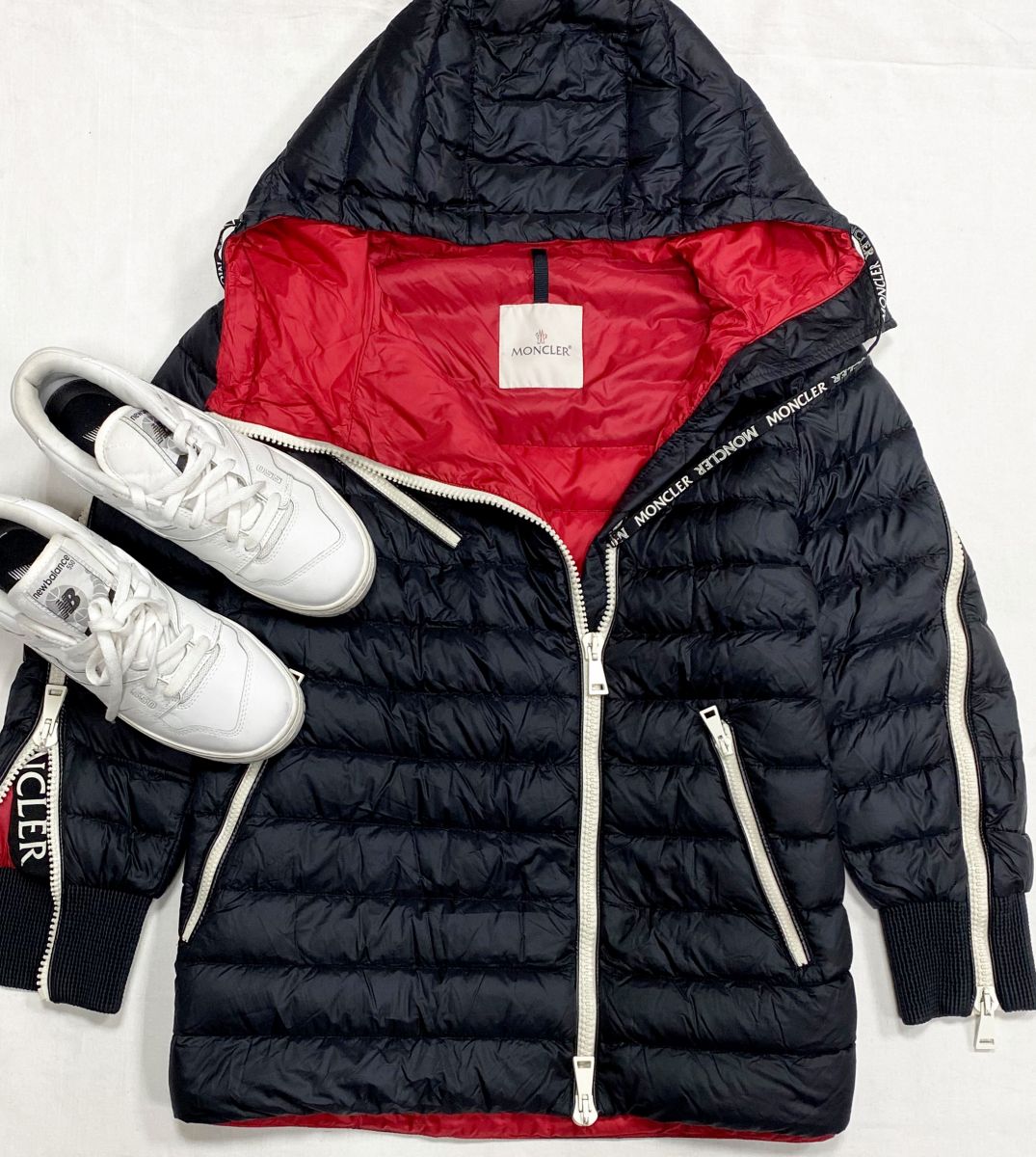 Пуховик Moncler размер 3 цена 23 483 руб
Кроссовки Bew Balance размер 40 цена 7 828 руб