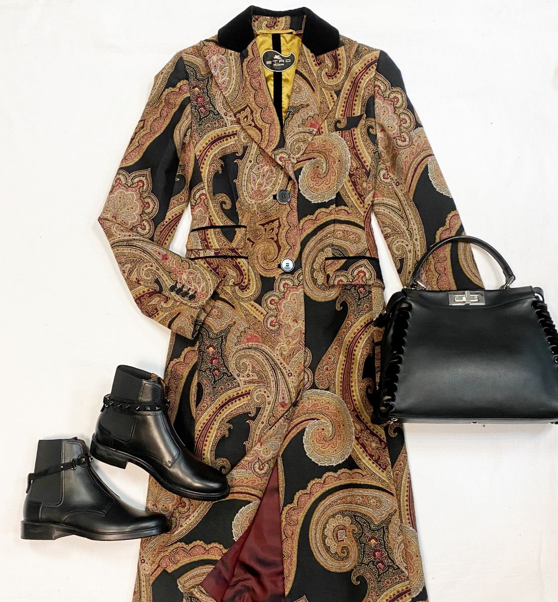 Пальто Etro размер 40 цена 15 385 руб
Ботинки Valentino размер 38 цена 43 078 руб
Сумка Fendi 