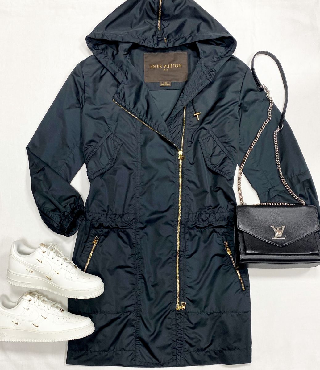 Ветровка Louis Vuitton размер 38 цена 39 138 руб
Кеды Nike размер 39 цена 18 786 руб
Сумка Louis Vuitton 
