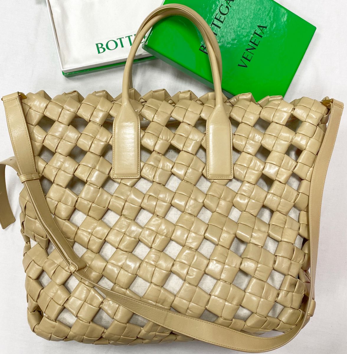 
Сумка Bottega Veneta размер 40/35 цена 140 895 руб 