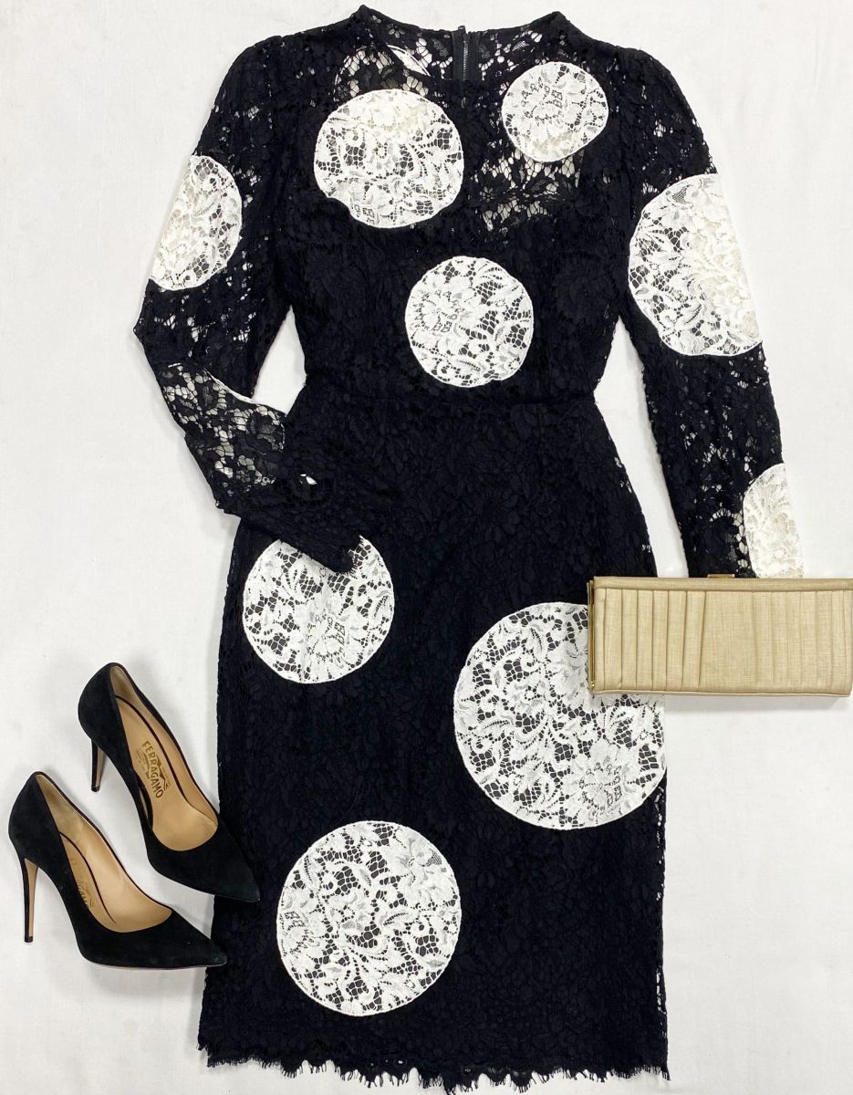 Платье / ажур/ Dolce Gabbana размер 46 цена 23 483 руб
Туфли Salvatore Ferragamo размер 37 цена 7 828 руб
Клатч Louboutin 