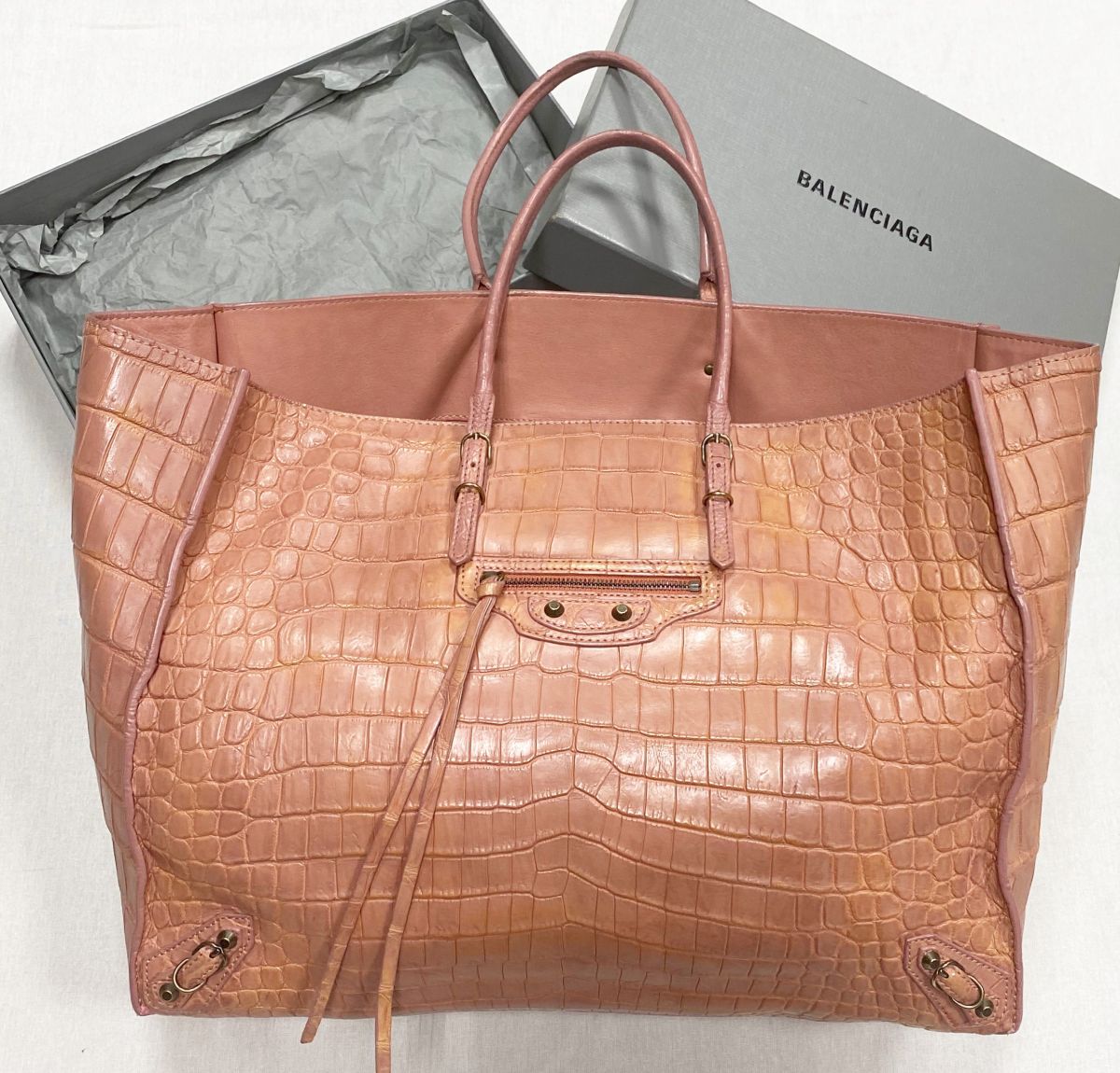 Сумка Balenciaga размер 40/30 цена 62 620 руб
