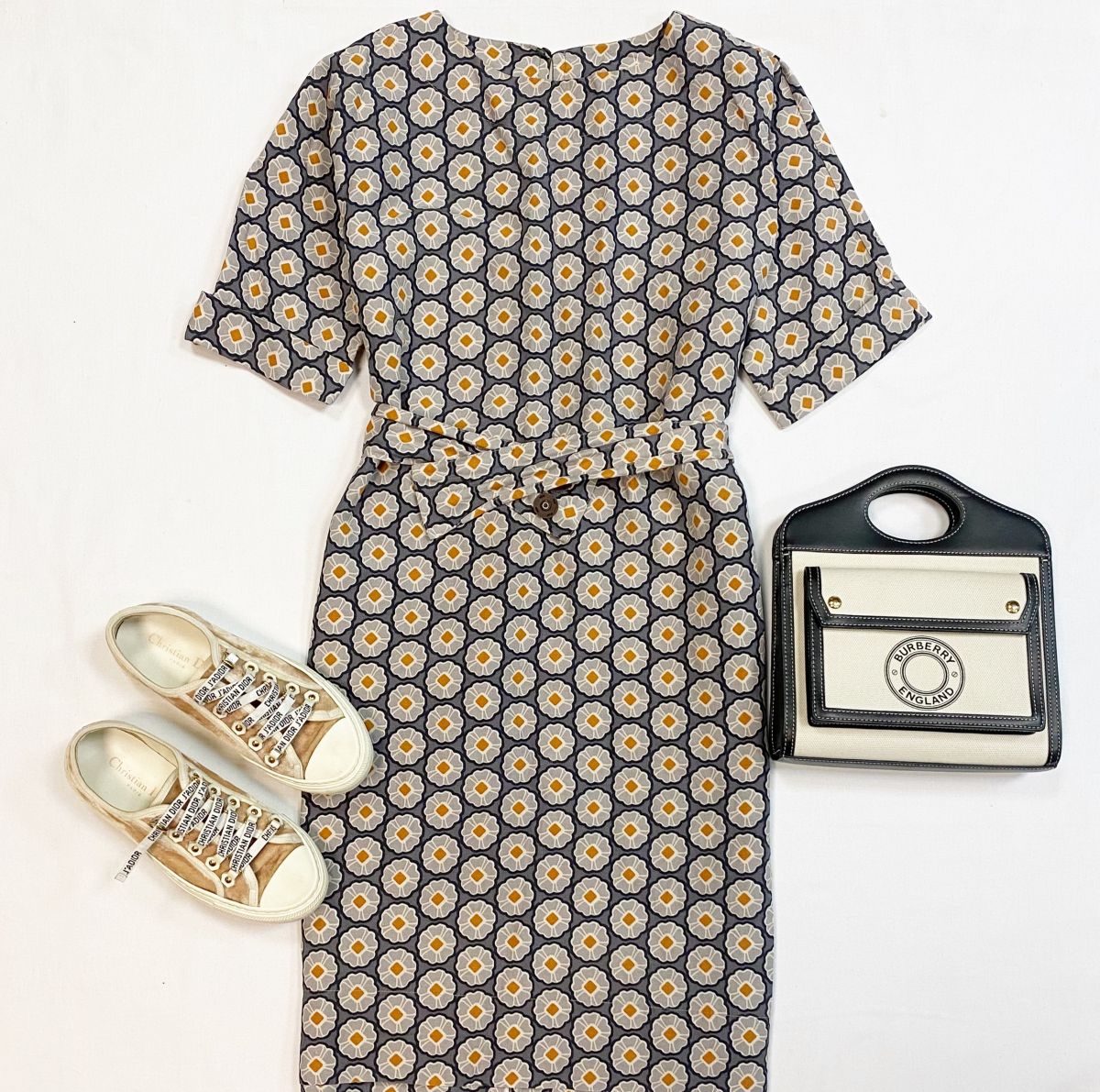 Платье Re Vera размер 40 цена 4 616 руб
Кеды Dior размер 36.5 цена 23 078 руб
Сумка Burberry 