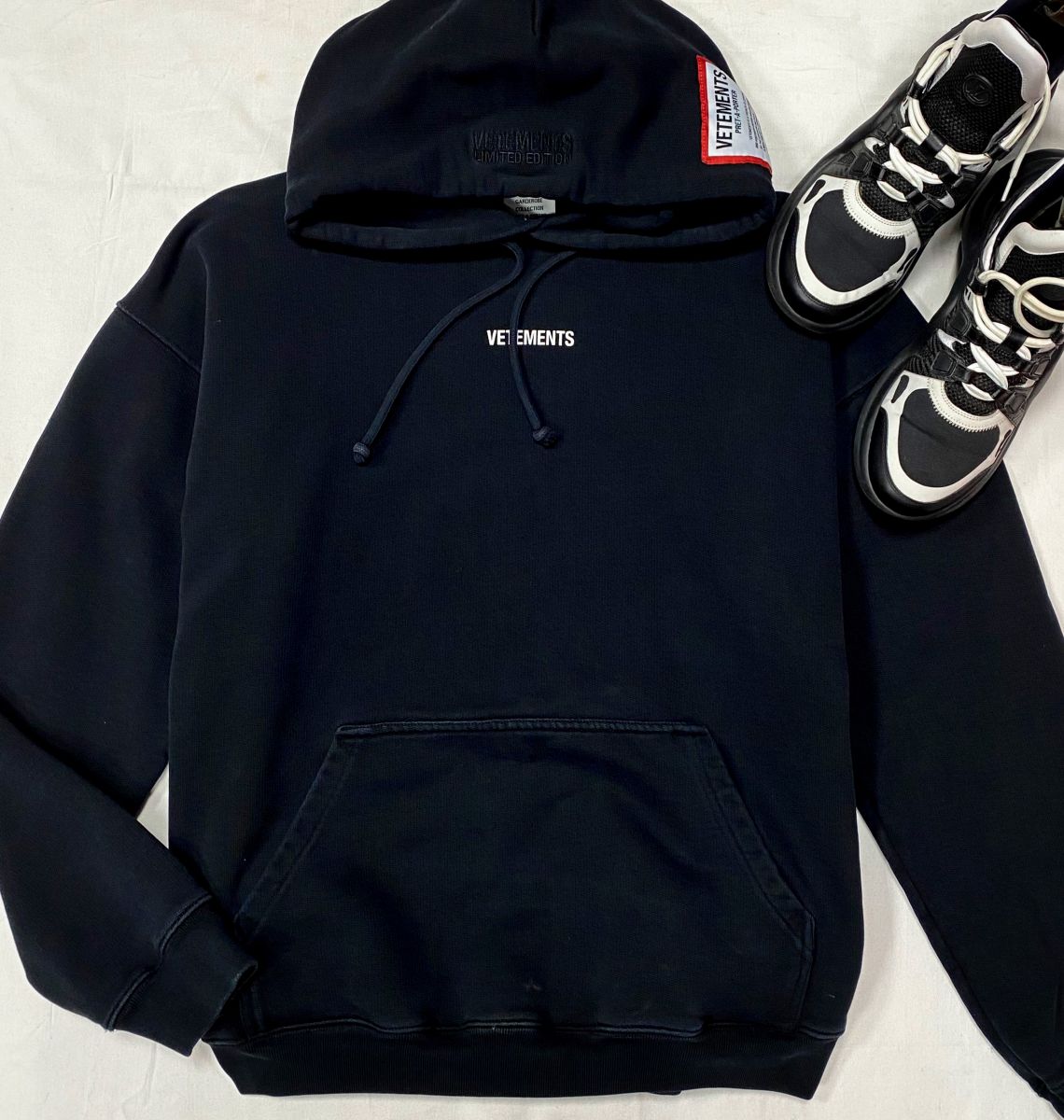 Толстовка Vetements размер XS цена 15 385 руб 
Кроссовки Louis Vuitton размер 39 цена 30 770 руб