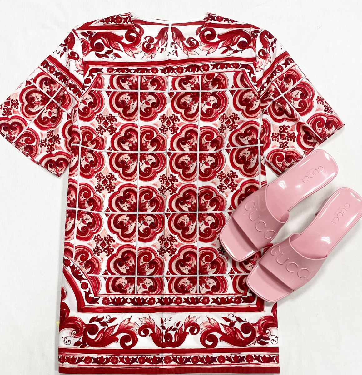 Блузка Dolce Gabbana размер 42 цена 7 693 руб
Сабо Gucci размер 38 цена 15 385 руб