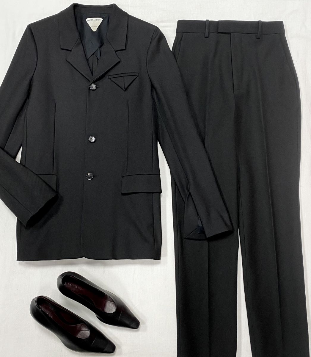 Костюм Bottega Veneta размер 42 цена 62 620 руб Туфли Bottega Veneta размер 37 цена 15 655 руб