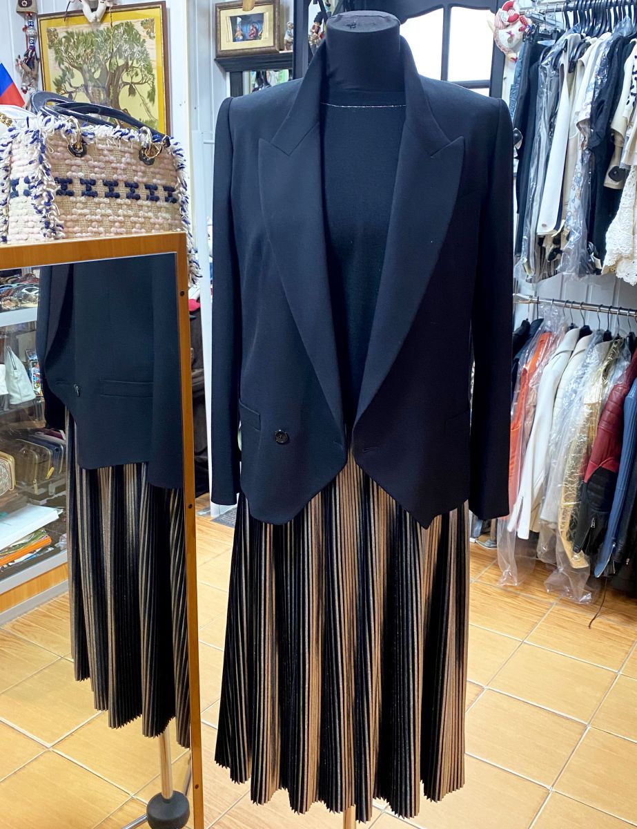 Костюм Jil Sander размер 36 цена 23 483 руб
Жакет Dolce Gabbana размер 40 цена 15 655 руб