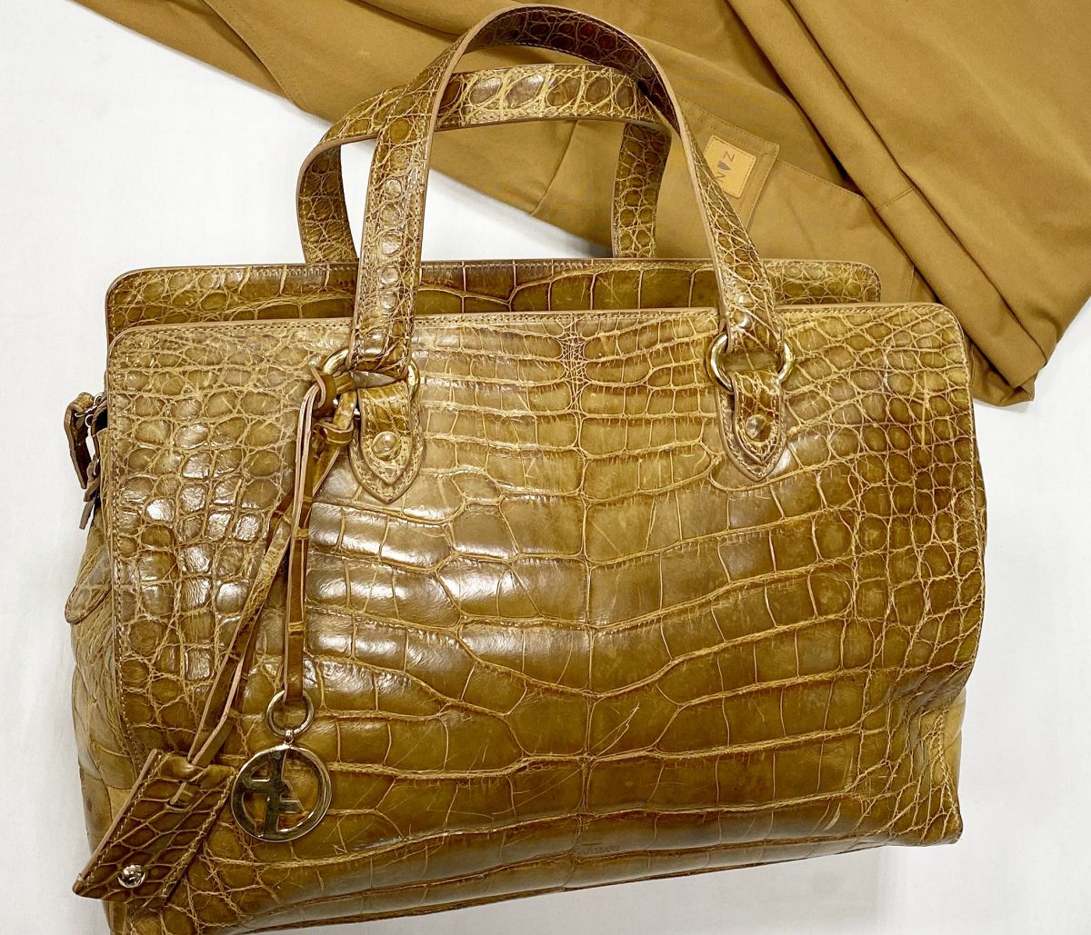 Сумка / крокодил / Giorgio Armani размер 40/25 цена 125 240 руб 