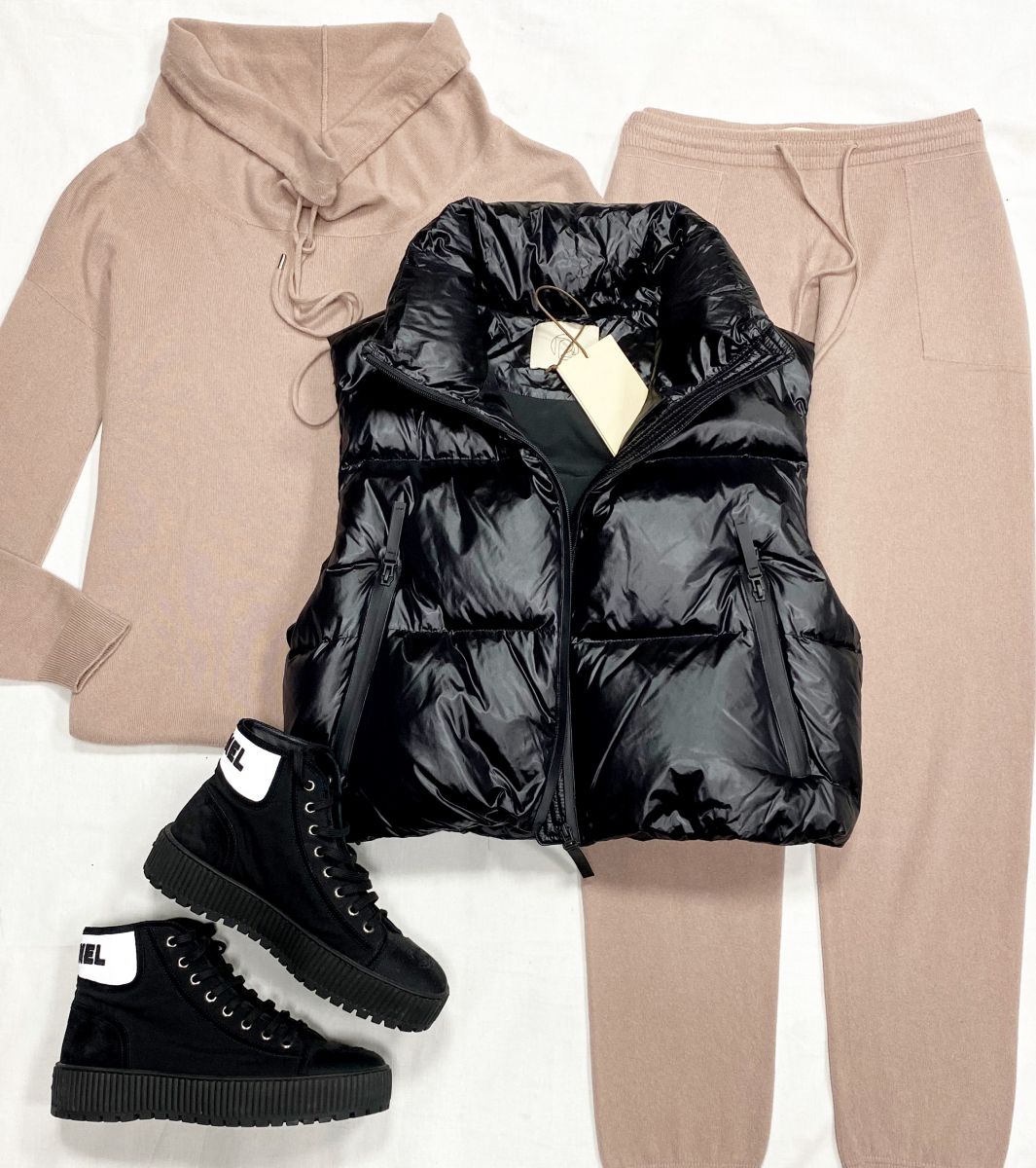 Костюм/ кашемир/ Falconeri размер 42 цена 23 483 руб
Жилет 12 Storeez размер XS цена 7 828 руб/ с биркой/
Кеды Chanel размер 39 цена 93 930 руб